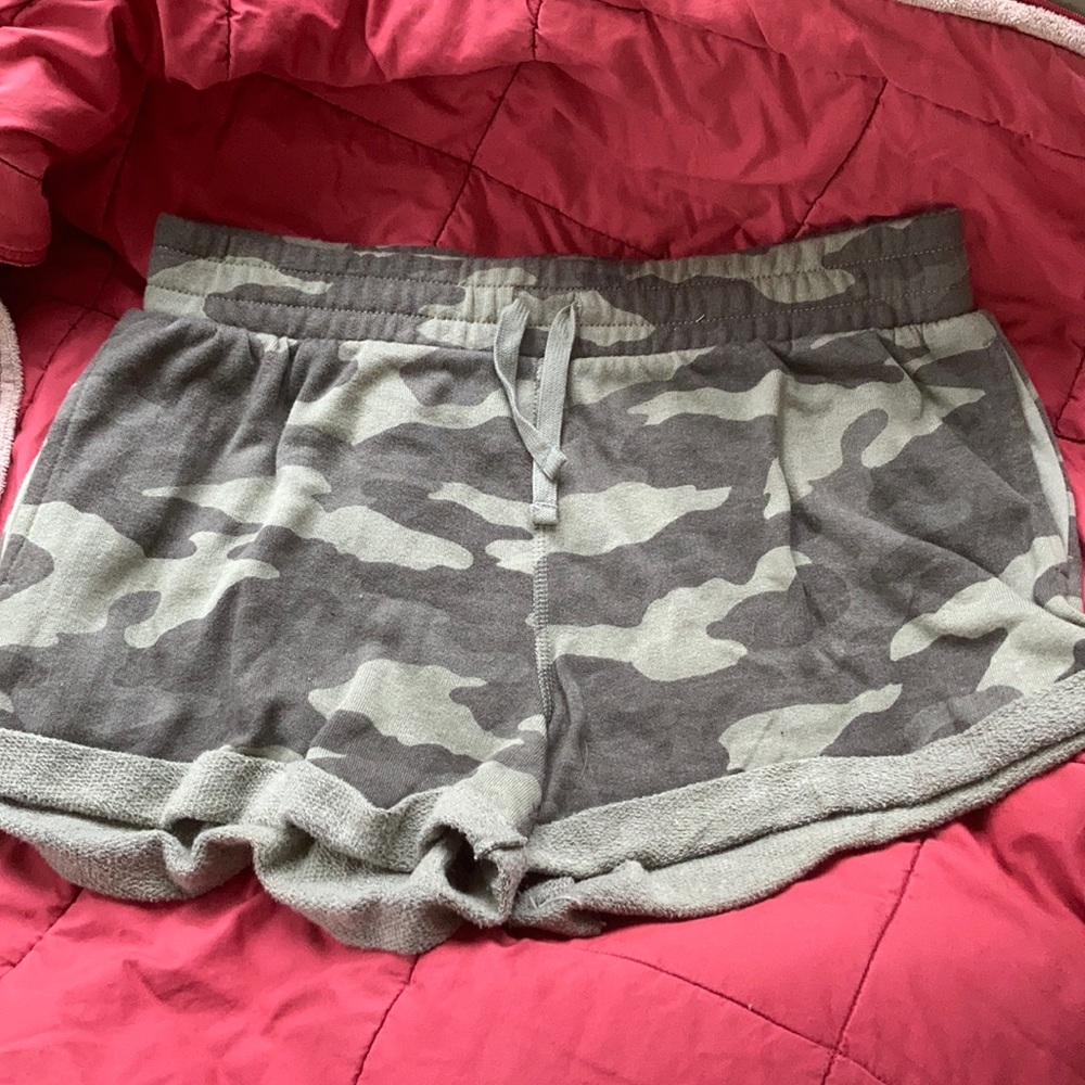 Size L,, SO brand  midi CAMO shorts